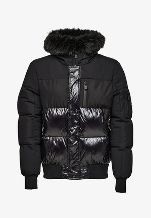 Sort puffjakke med en blank overflade, pelsforet hætte og lynlåslommer. Ribbet manchetter og kant tilføjer struktur til designet.