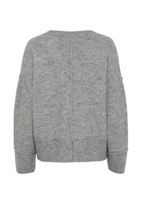 Pulover gri tricotat cu un design scurt, mâneci largi și un tiv cu model de jgheab. Are o textură netedă și modele subtile. Vedere din spate.