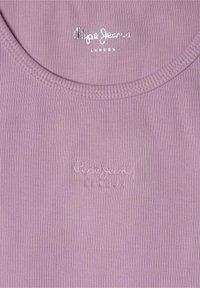 Fialový žebrovaný top s kulatým výstřihem, vyšívané logo "Pepe Jeans" v růžové barvě a "London" ve stříbrné nad ním.