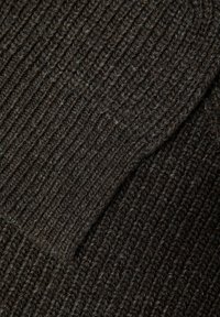Tessuto lavorato a maglia marrone scuro con una trama a costine, caratterizzato da leggere macchie più chiare. Il materiale appare morbido e leggermente elastico.