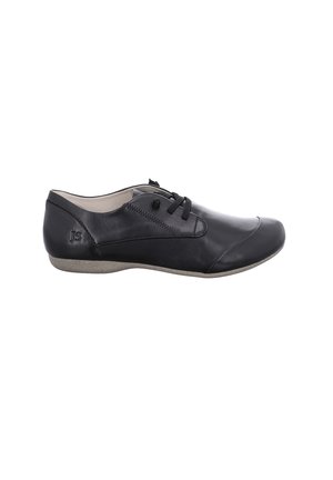 Chaussure en cuir noir avec un profil bas, un nez rond et un laçage minimaliste. Présente un panneau latéral texturé et une semelle de couleur claire.
