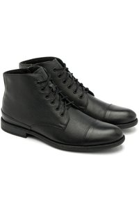 Czarne skórzane botki za kostkę o gładkim wykończeniu, okrągłym nosku oraz sznurowaniu. Posiadają przeszyty nos oraz niskoprofilową gumową podeszwę.