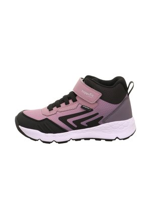 Hochschuh mit pinkem Synthetic-Obermaterial und schwarzen Akzenten, Schnürdesign und einem Klettverschluss. Strukturierte Sohle.