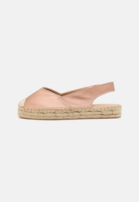 Růžové kožené espadrilky s pletenou juteovou podrážkou a otevřenou zadní částí. Disponují zaoblenou špičkou a křížovým páskovým designem. Hladký povrch.