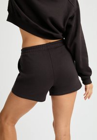 Röhnisch SOFT - Pantalón corto de deporte - obsidian black