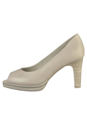 Escarpin beige en cuir à bout ouvert, talon moyen-haut empilé et semelle à détails superposés, vue de côté sur fond blanc.
