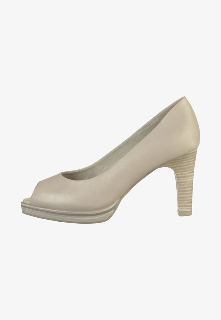 Escarpin beige en cuir à bout ouvert, talon moyen-haut empilé et semelle à détails superposés, vue de côté sur fond blanc.