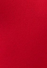 Unselected, rouge