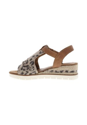 Kilesandal med leopardprintet overdel, brun ankrem, vævet mellemsål og hvid gummiydersål.