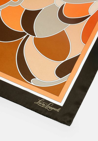 Svila šal s geometrijskim uzorkom u toplim nijansama narančaste, smeđe i kreme, s širokim crnim obrubom i zlatnim potpisnim detaljem.