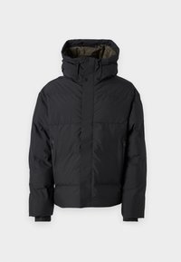 Sort isoleret vinterjakke med høj krave, justerbar hætte, lynlåslommer i siderne og lukning foran med trykknapper.