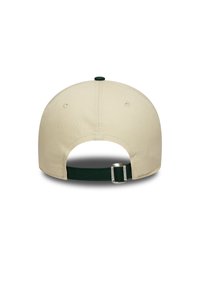 Gorra de béisbol de algodón color caqui con una correa verde y hebilla de metal ajustable, de forma redondeada y con seis agujeros de ventilación.