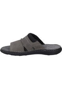 Sandali a scivolo in suede grigio con dettagli in rete nera. Design open-toe, due ampie cinghie e dettagli cuciti su una suola in gomma nera.