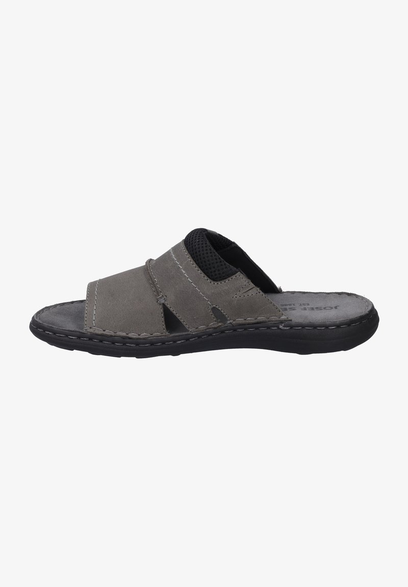 Grijze suède slipper sandalen met zwarte gaasaccenten. Open teen ontwerp, twee brede banden en gestikte details op een zwarte rubberen zool.