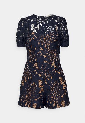 Combinaison courte manches courtes en dentelle marine avec motif floral ajouré et doublure beige, dotée d'un col rond et d'une coupe ajustée.