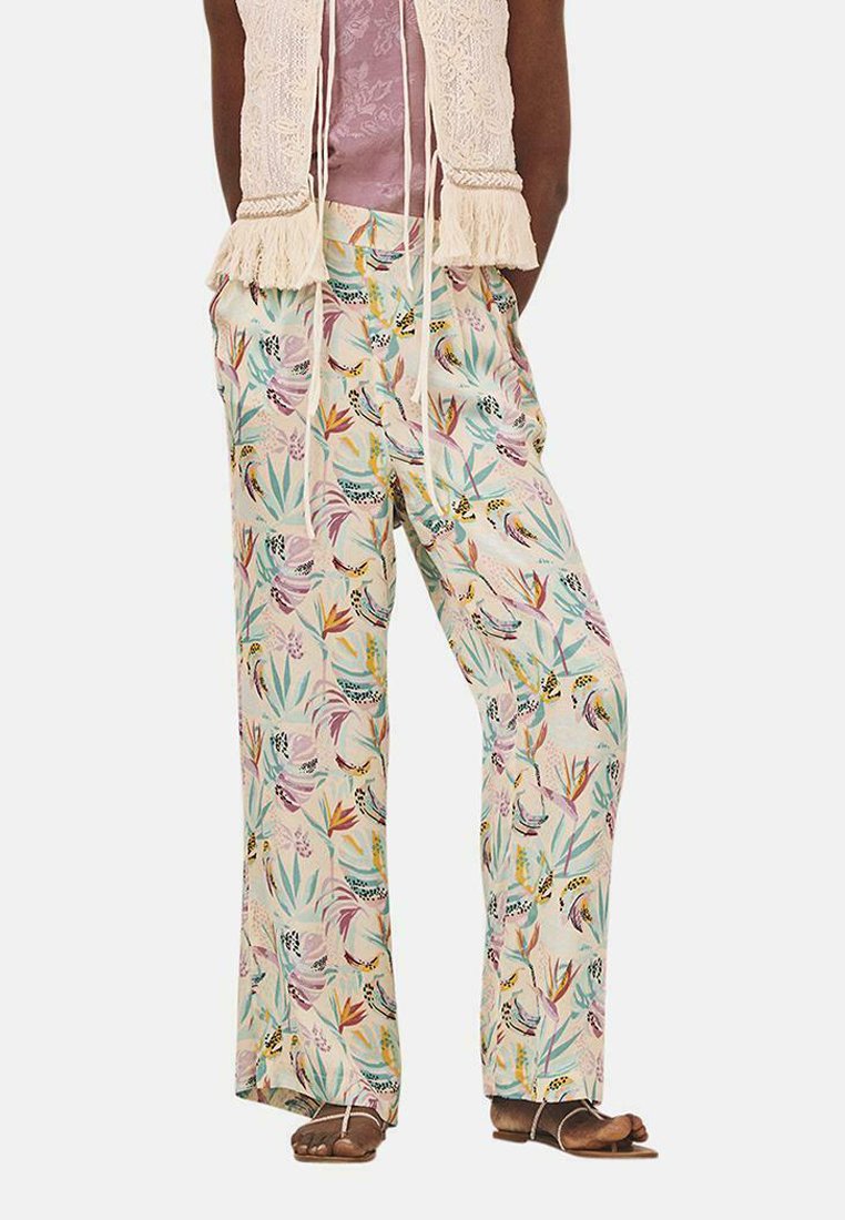 Pantalones de pierna ancha en tela ligera, con un estampado colorido de flores y aves sobre un fondo crema. Detalle de cintura con cordón.