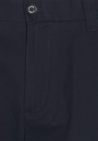 Pantaloni in tessuto blu navy con chiusura a bottone, dotati di una tasca frontale e cuciture pulite. Tessuto liscio senza motivi visibili.