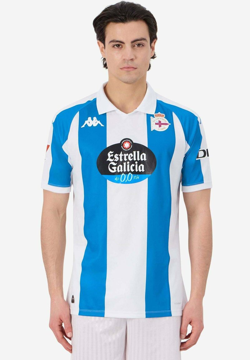 Maillot de soccer rayé blanc et bleu avec un col, comportant un logo central et des accents sur les manches. Fabriqué en tissu léger.