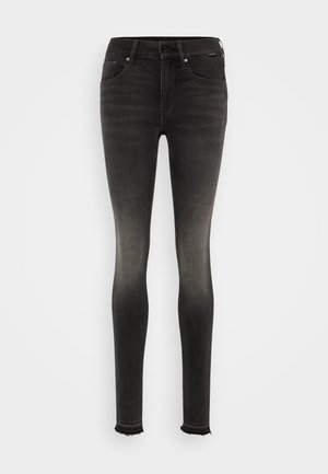 Fekete, skinny farmerek elasztikus denimből, kopott hatással. Szabványos derékrésszel, öt zsebbel és rojtos szegéllyel rendelkezik.