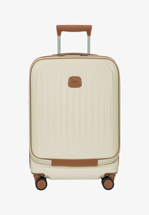 Cremefarbener Hartschalenkoffer mit braunem Besatz, vier schwarzen Rollen und ausgezogenem Teleskopgriff.