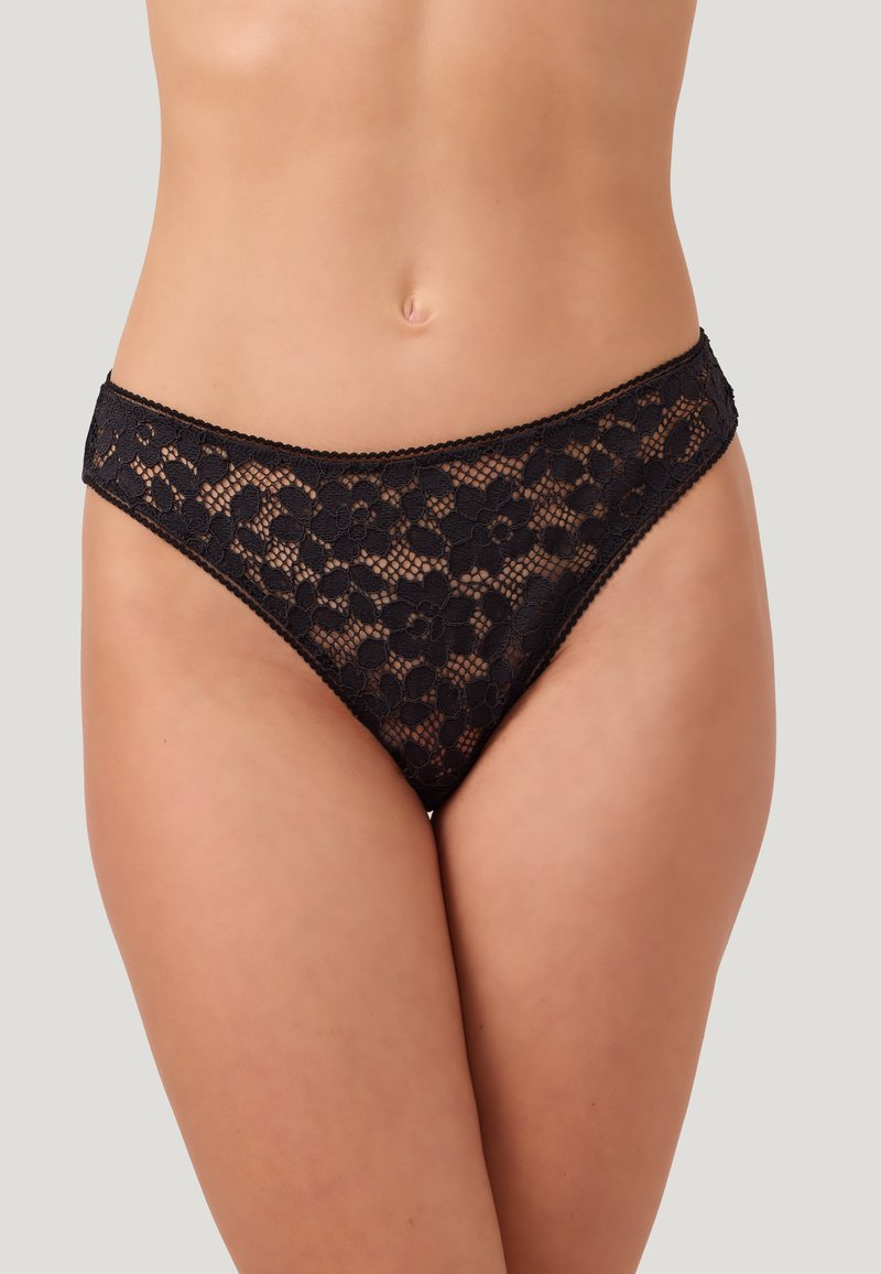 Svart spetsstring med blommönster, genomskinlig struktur, högskuren design och vågig midja, lämplig för vardagligt bruk.