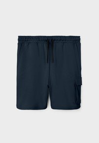 Pantaloni corti da uomo blu navy con cintura elastica, cordino nero, tasche laterali e una tasca cargo con patta sulla gamba destra.