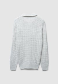 Weißer, gestrickter Pullover mit langen Ärmeln, strukturiertem Muster und gerippten Bündchen, Saum und Kragen, von hinten gezeigt.