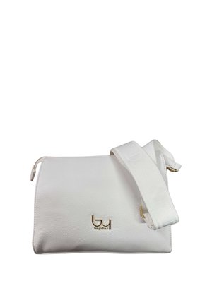 Borsa a tracolla bianca con texture, ampia tracolla regolabile e logo dorato "byblos" sul davanti.