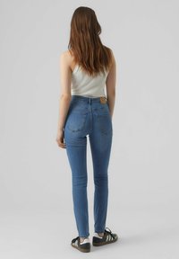 Vero Moda MIT HIGH WAIST - Uske traperice - medium blue denim