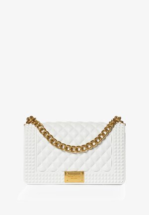 Borsa a mano in pelle bianca trapuntata con una tracolla in catena d'oro, caratterizzata da un pannello laterale testurizzato e una targhetta con logo dorato sul davanti.