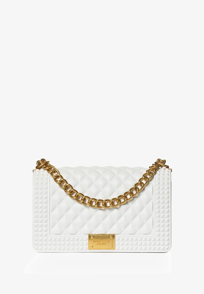 Borsa a mano in pelle bianca trapuntata con una tracolla in catena d'oro, caratterizzata da un pannello laterale testurizzato e una targhetta con logo dorato sul davanti.