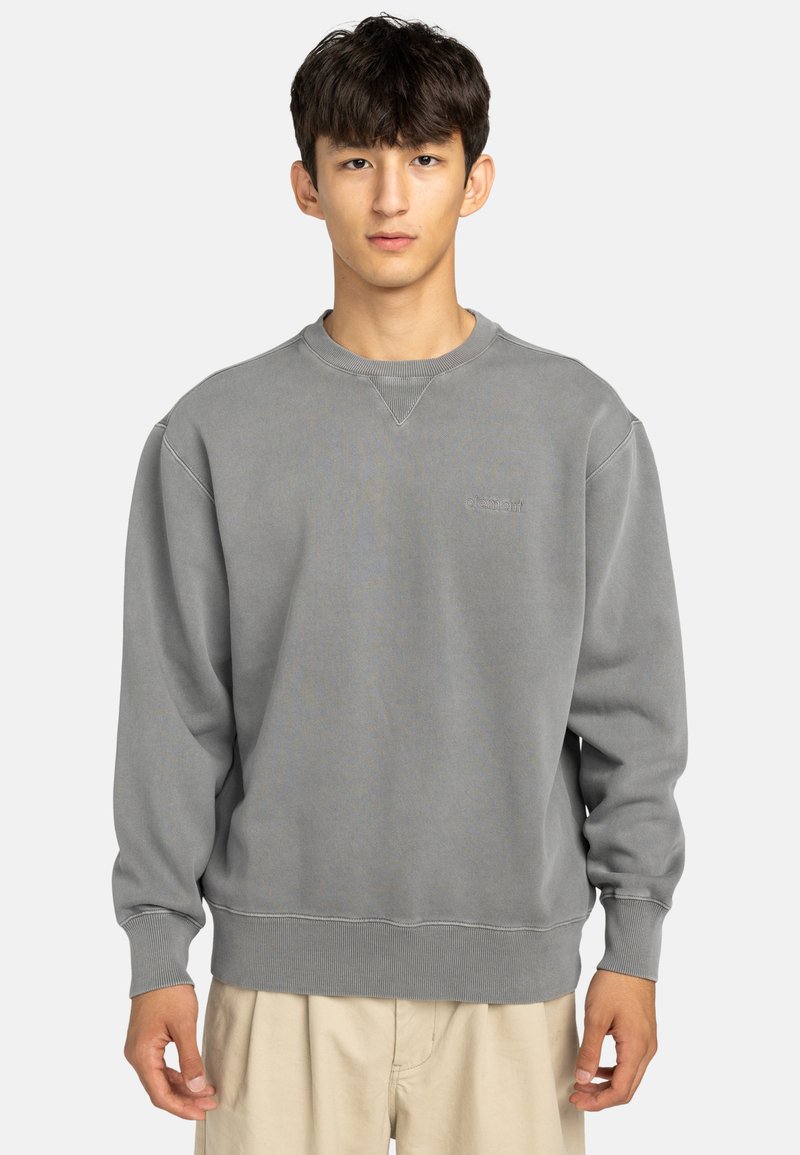 Grå sweatshirt lavet af en bomuldsblanding, med rund halsudskæring, ribbede manchetter og subtil branding på brystet. Enkel, afslappet design.