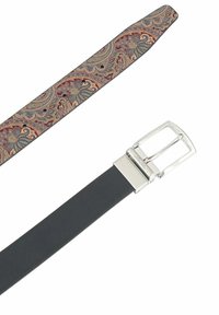 Der Gürtel verfügt über einen Stoffriemen mit Paisley-Muster in Rot und Blau, kombiniert mit einem glatten schwarzen Lederband und einer silbernen Metallschnalle.