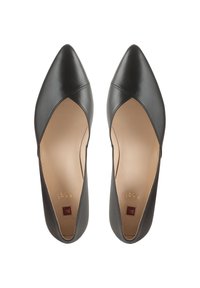 Scarpe in pelle nera con punta appuntita e design a intaglio. Texture liscia e stile minimalista. Logo dorato in rilievo e accento decorativo a forma quadrata.