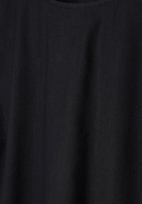 Tissu noir avec une texture lisse et de subtiles lignes de tissage verticales, présentant de légers plis et un drapé doux.