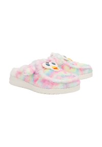Chaussons en peluche tie-dye rose et bleu avec une semelle en caoutchouc blanche, ornés d'accents d'yeux de dessin animé et de bec à l'avant.