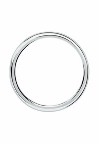 Rund silverring med en slät, polerad yta och design med dubbel ring. Minimalistisk med en reflekterande yta.
