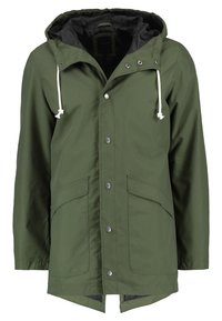 Zelená pláštěnka z odolného materiálu, vybavená kapucí, druky, dvěma bočními kapsami a mírně delším zadním lemem.