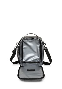 Borsa a spalla in tessuto grigio con interno argentato lucido, chiusura con zip e tracolla regolabile. Presenta una tasca laterale in rete e un compartimento piatto.