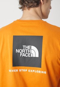 The North Face M SS BOX NSE TEE - T-shirts print - desert rust