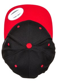 Cappellino snapback nero e rosso con visiera curvata, caratterizzato da occhielli rossi e un patch logo circolare sul rovescio. Finitura in tessuto testurizzato.