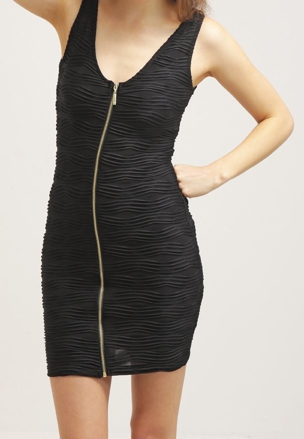 Černé bezramínkové šaty s texturovaným vlnitým vzorem, s předním zlatým zipem. Přiléhavý střih, délka ke kolenům, hladká tkanina.