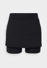Falda corta atlética negra que presenta una cinturilla suave, un diseño en capas con una sobra de falda y pantalones cortos integrados debajo para mayor soporte.