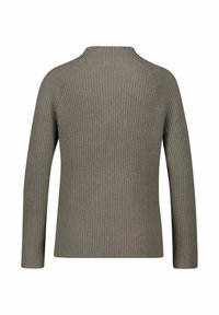 Rippstrickpullover in olivgrün mit langen Ärmeln und hohem Kragen, der ein nahtloses Design an den Schultern und eine strukturierte Oberfläche aufweist.