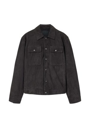 Sort ruskindjakke med knaplukning foran, to brystlommer med klapper og diskret syning. Klassisk krave og lange ærmer.