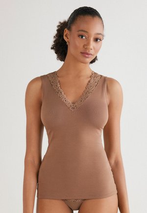 Débardeur marron en tissu doux avec un col en V orné de dentelle. Design sans manches, coupe ajustée et côtés sans couture.