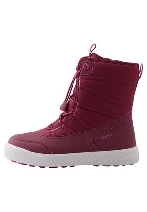 Bottine d'hiver bordeaux avec un dessus en synthétique, texture matelassée, fermeture à lacets et une semelle en caoutchouc blanc avec un motif de grip texturé.