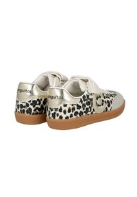 Zapatillas con estampado de leopardo y un acento dorado, con tira de velcro. Punta gris, suela marrón, textura suave y marca en el talón.