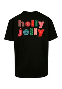 Sort bomulds t-shirt med "holly jolly" i flerfarvede, mønstrede blokbogstaver, med dekorative accentuer som striber og prikker.