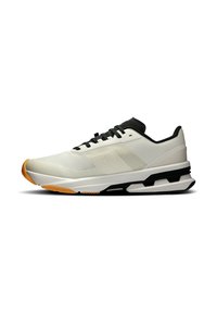 Bílé sportovní boty s černým jazykem a tkaničkami, texturovanými panely, oranžovou podrážkou a elegantním, moderním siluetou.